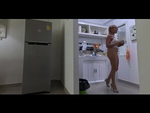 Matura nuda in cucina
