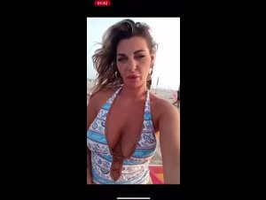 Milf romagnola fa la diretta e le scappa la tetta fuori