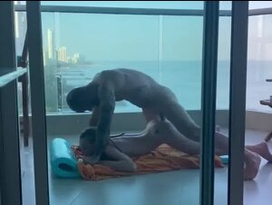 Hardcore amatoriale sul tappetino da yoga