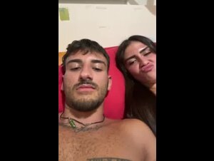 La fidanzata italiana si masturba davanti al ragazzo e squirta ridendo