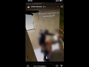 italiana scopa nero sul balcone su instagram