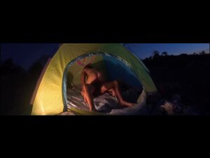 Coppia italiana amatoriale scopa di notte in tenda in campeggio