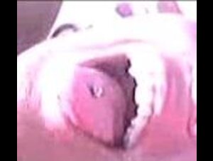 Aspetta la sborra in bocca con la sua lingua