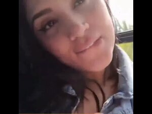 Pomiciata, masturbata e squirtata sul bus