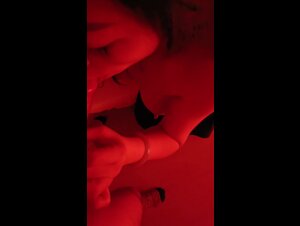 Giapponese me lo succhia e si tocca squirtando due volte