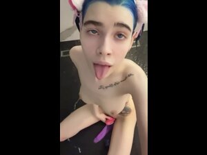 Teen carina dai capelli blu orgasma sotto la doccia