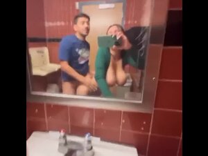 Giovane coppia: scopata con creampie nel bagno pubblico