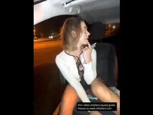 Ragazza bionda italiana si masturba in macchina in un parcheggio