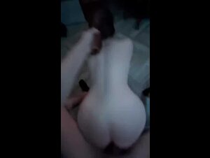 Scopata tenendola per i capelli desidera di prenderne due di cazzi