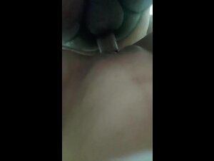 MILF geme mentre si fa penetrare la figa