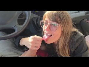 Gli fa un pompino lungo l'autostrada