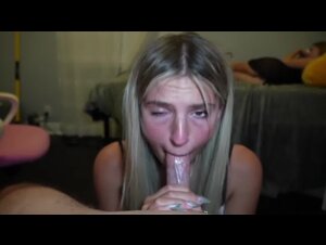 La mia coinquilina del college, una vera troia, ha provato a fare sesso davanti a me.