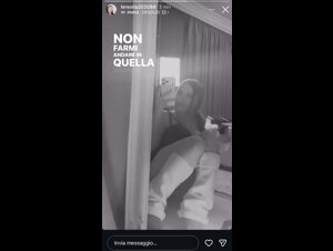 Troietta esce la figa su Instagram