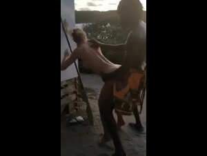 Africani in fila per scoparsi la signora caucasica