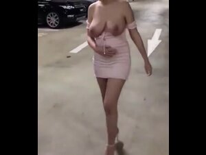 Alla moglie piace camminare nuda nel garage sotterraneo