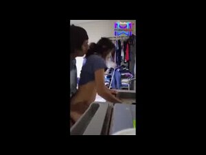 Ragazza sexy ingravidata in piedi da dietro