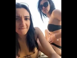20enni italiane lesbicano in spiaggia