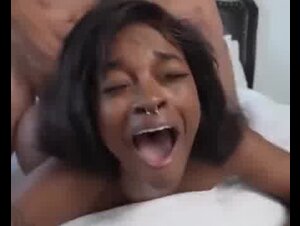 La ebony si filma mentre orgasma