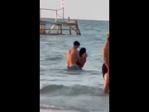 Fai il video ti prego, ma guardate ragazzi stanno scopando in mare davanti a tutti