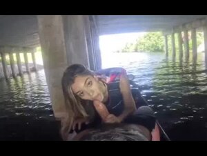 Sveltina in acquascooter, sotto al ponte